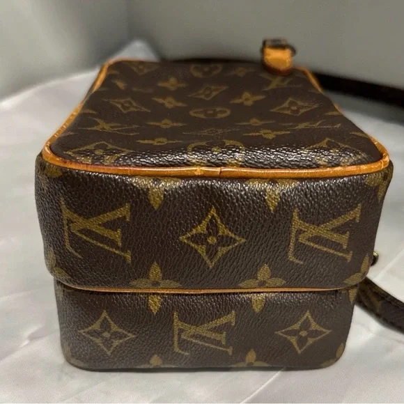 Louis Vuitton - Picture 3 of 5